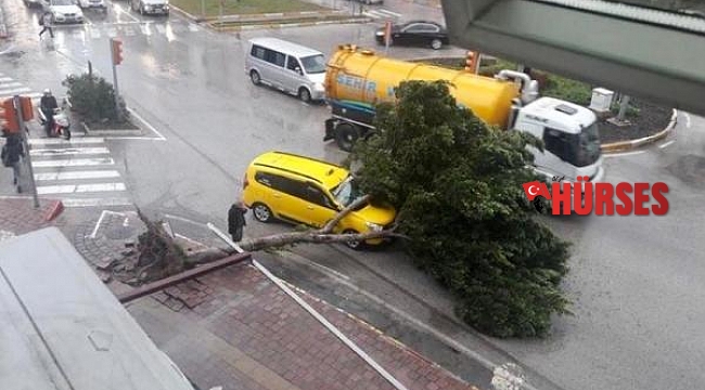 Antalya'da yağmur ve fırtına hayatı olumsuz etkiliyor
