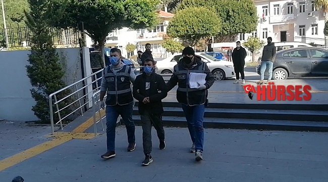 Aracın ses sistemini söküp kamyonete yüklediler