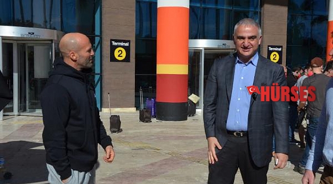 Bakan Ersoy'dan 'Five Eyes' film setine sürpriz ziyaret