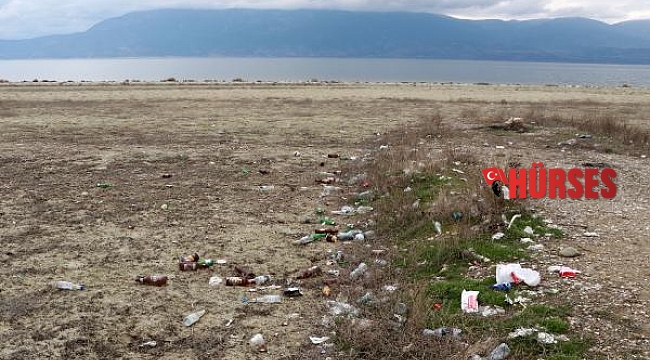 Burdur Gölü sahili şişe çöplüğüne döndü