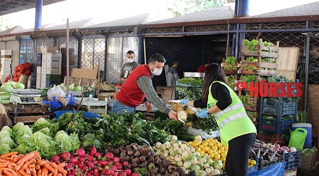 Büyükşehir Kumluca'da pazar yerlerinde maske dağıttı