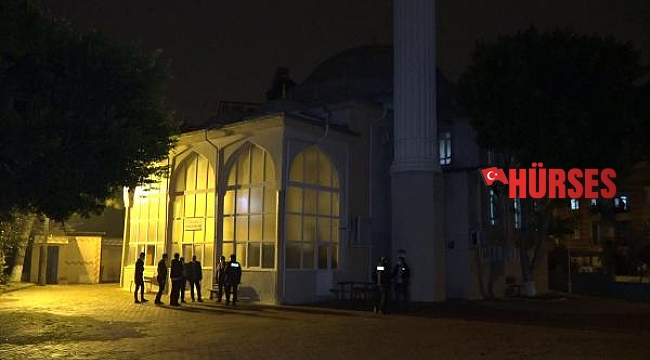 Caminin korkuluklarında iple asılı halde ölü bulundu