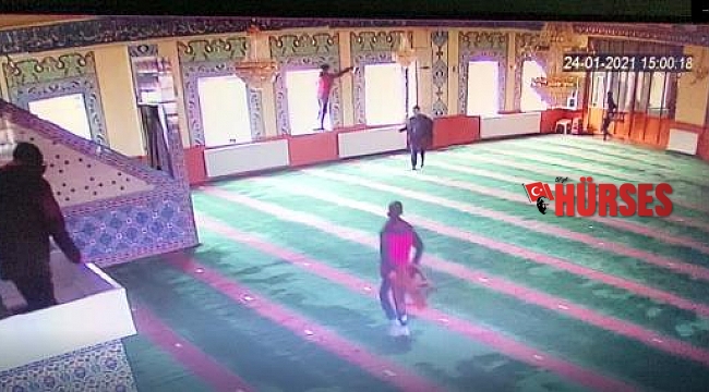 Camiye giren 5 çocuk ortalığı birbirine kattı