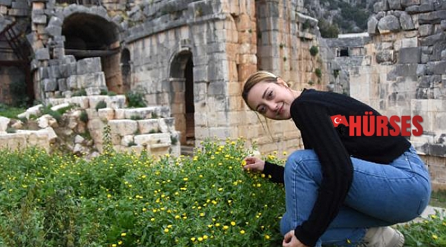 Demre'de kış ortasında bahar yaşanıyor