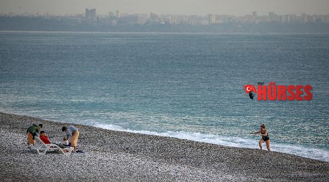 Denizin havadan sıcak olduğu Antalya'da sahil, turistlere ve martılara kaldı