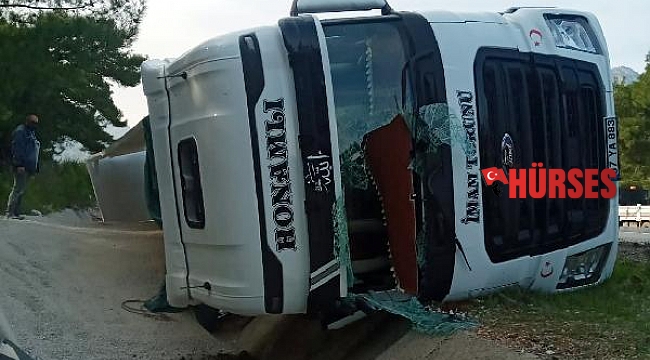 Devrilen TIR metrelerce sürüklendi, sürücü yaralandı