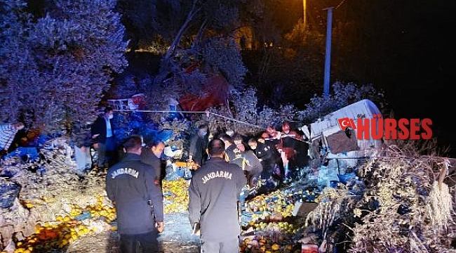 Freni boşalan meyve yüklü kamyon şarampole devrildi: 1 ölü, 1 yaralı