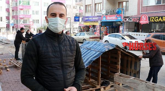 Gönüllüler sokak hayvanlarına paletlerden yuva yapıyor