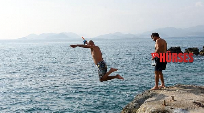 Güneşi görünce denize koştular