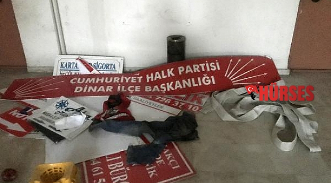 İş merkezindeki tabelaları söküp, zarar verdiler