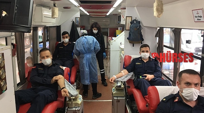 Jandarmadan Kızılay'a kan bağışı