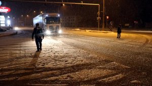 Kar, Afyonkarahisar- Antalya yolunda trafiği durma noktasına getirdi