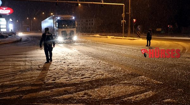 Kar, Afyonkarahisar- Antalya yolunda trafiği durma noktasına getirdi