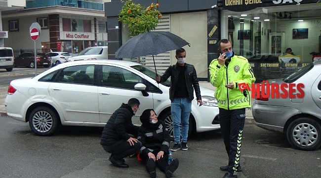 Kayan motosikletten düşüp yaralanan kadına şemsiyeli koruma