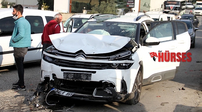 Kırmızı ışıkta 3 araçlı zincirleme kaza: 4 yaralı