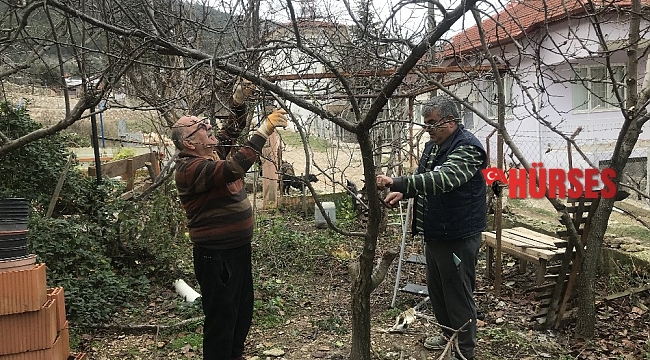 Kışın köye gelemeyen köylülerin evlerinin bakımını komşuları yapıyor