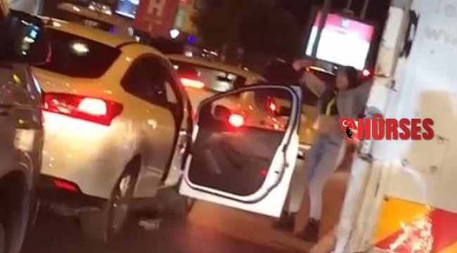 Kısıtlamaya dakikalar kala trafik kitlendi, canı sıkılan genç kız araçtan inip dans etti