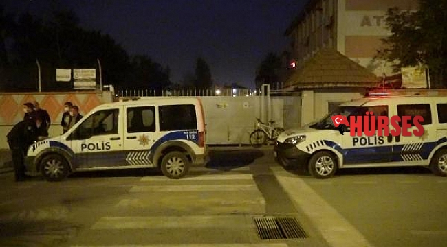 Kısıtlamayı ihlal edip okul bahçesinde oynayan gençlere ceza