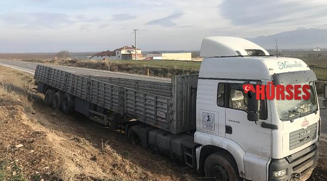 Kontrolden çıkan TIR tarlaya girdi