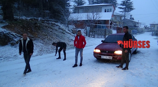 Kumluca'ya yağan kar gençleri heyecanlandırdı