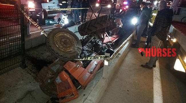Otomobil, traktöre çarptı: 2 ölü