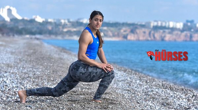 Rekortmen atlet, sahilde koşarak olimpiyata hazırlanıyor