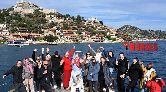Rus turistlerin kış ortasında Kekova'da deniz keyfi