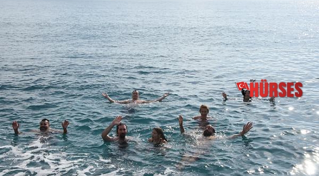 Rus ve Kazak turistlerin deniz keyfi