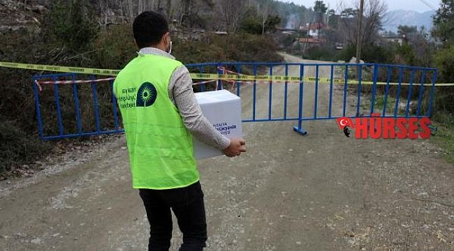 Serik'te karantinadaki mahalleye gıda yardımı yapıldı