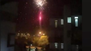 Sokakta yılbaşı kutlayan gençler polisi görünce kaçtı