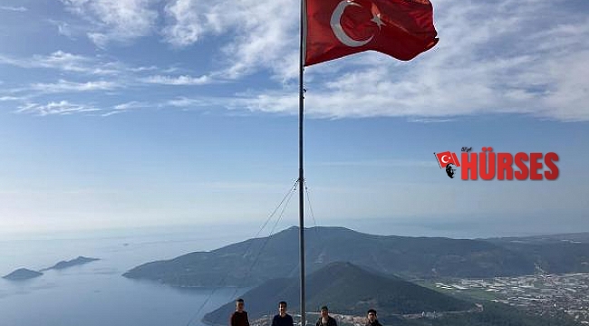 Turistik bölgedeki tepeye dev bayrak