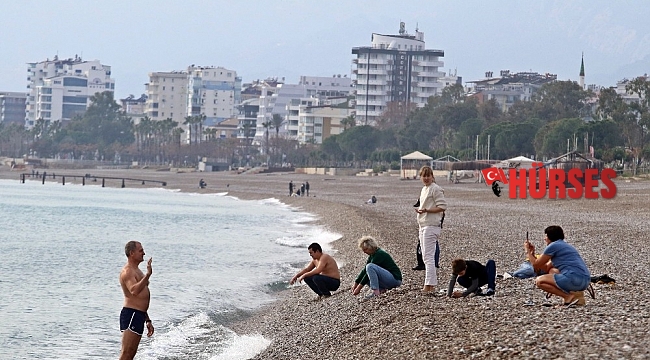 Turistler, yeni yılın ilk gününü denize girerek geçirdi