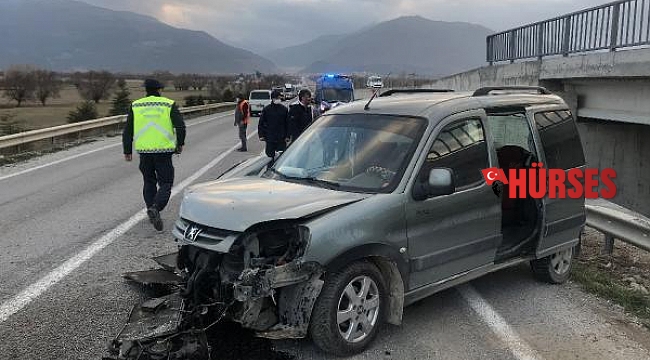 Üst geçitte kaza: 3 yaralı