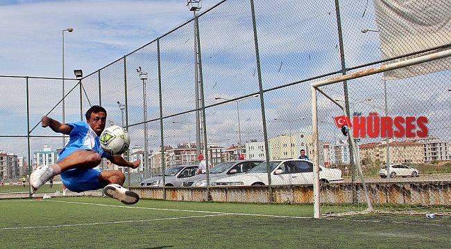 Yangında ellerini ve yüzünü kaybetti, futbolda gol makinesi oldu