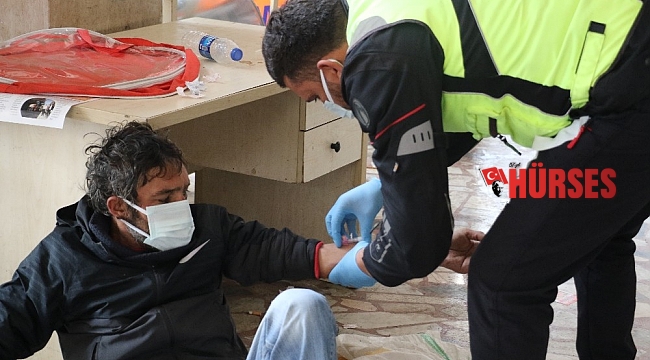 Yeni yıla sokakta uyuyarak giren evsiz vatandaşa polis sahip çıktı