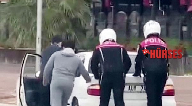 Yolda arızalanan otomobili iten polislere övgü