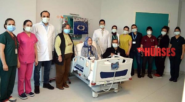 98 yaşında koronavirüsü yenip, taburcu oldu