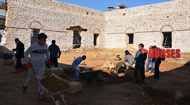 Alanya Gülevşen Camii'nde zemin kazısı devam ediyor