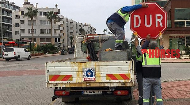 Alanya'da trafik levhaları tek tek elden geçiriliyor