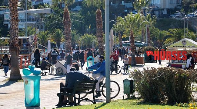 Alanyalılar sahilde güzel havanın keyfini çıkardı