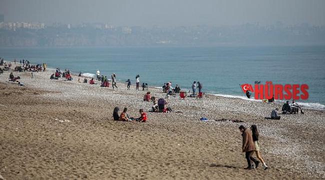 Antalya'da, 65 yaş üstü sahile akın etti