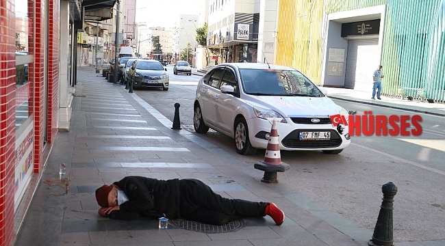 Antalya'da alkollü kişi, kaldırımda sızdı kaldı