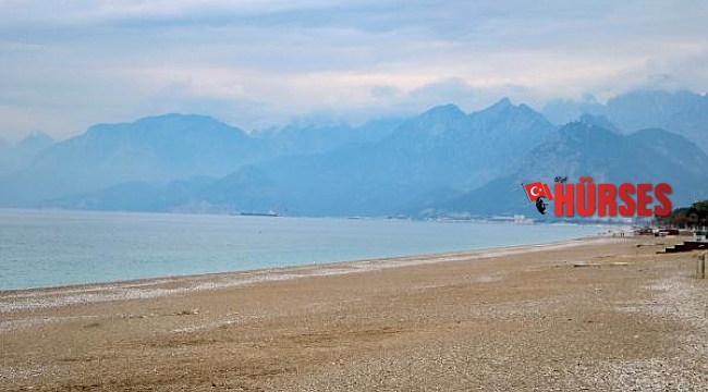 Antalya'da sahil ve sokaklar boş kaldı