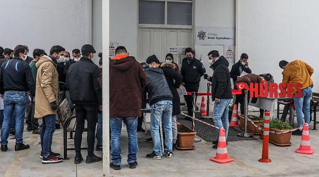 Belediyeye iş başvurusunda sosyal mesafe unutuldu