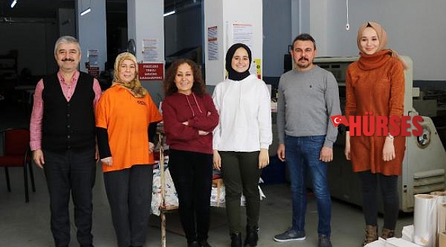 Bu kadınların ojesi de matbaa boyası