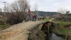 Büyük İskender'in geçtiği söylenen köprüye, traktörlerin geçmesi için beton döküldü