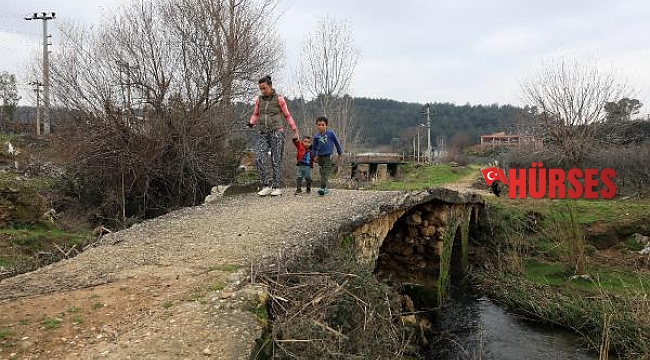 Büyük İskender'in geçtiği söylenen köprüye, traktörlerin geçmesi için beton döküldü