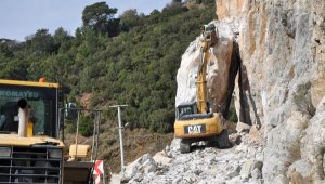 Dev kayanın düştüğü Antalya- Mersin karayolunda çalışmalar sürüyor