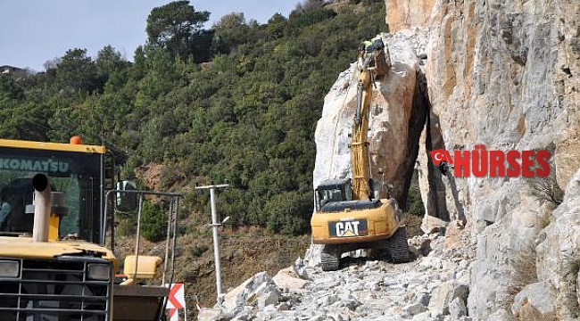 Dev kayanın düştüğü Antalya- Mersin karayolunda çalışmalar sürüyor