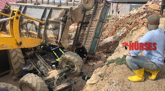Devrilen traktörün altında kalıp yaralandı